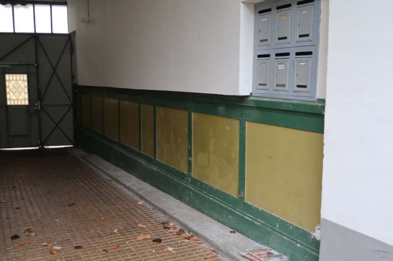 BAU.DE / BAU-Forum: 1. Bild zu Antwort "Das Foto zeigt die Durchfahrt. Oberhalb..." auf die Frage "D&uuml;nnwandige Au&szlig;enisolierung f&uuml;r Tordurchfahrt: Kosten, Materialien & Montage?" im BAU-Forum "Au&szlig;enw&auml;nde und Fassaden"