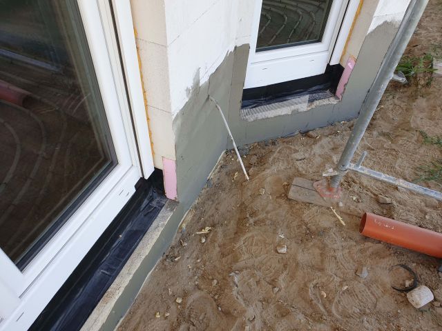 BAU.DE / BAU-Forum: 2. Bild zu Frage "Sockelabdichtung: Horizontale Abdichtung anschlie&szlig;en &ndash; korrekte Ausf&uuml;hrung & Kosten?" im BAU-Forum "Au&szlig;enw&auml;nde und Fassaden"