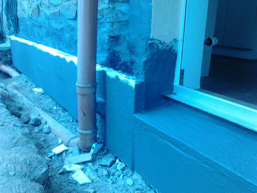 BAU.DE / BAU-Forum: 1. Bild zu Antwort "Sockelabdichtung: Anschlie&szlig;en am T&uuml;rprofil &ndash; Details zur Ausf&uuml;hrung" auf die Frage "Sockelabdichtung: Horizontale Abdichtung anschlie&szlig;en &ndash; korrekte Ausf&uuml;hrung & Kosten?" im BAU-Forum "Au&szlig;enw&auml;nde und Fassaden"