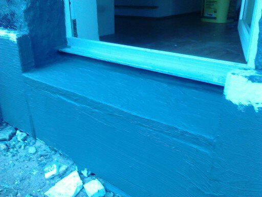 BAU.DE / BAU-Forum: 2. Bild zu Antwort "Sockelabdichtung: Anschlie&szlig;en am T&uuml;rprofil &ndash; Details zur Ausf&uuml;hrung" auf die Frage "Sockelabdichtung: Horizontale Abdichtung anschlie&szlig;en &ndash; korrekte Ausf&uuml;hrung & Kosten?" im BAU-Forum "Au&szlig;enw&auml;nde und Fassaden"