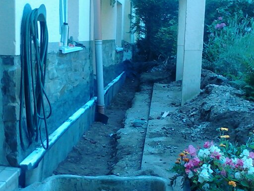 BAU.DE / BAU-Forum: 3. Bild zu Antwort "Sockelabdichtung: Anschlie&szlig;en am T&uuml;rprofil &ndash; Details zur Ausf&uuml;hrung" auf die Frage "Sockelabdichtung: Horizontale Abdichtung anschlie&szlig;en &ndash; korrekte Ausf&uuml;hrung & Kosten?" im BAU-Forum "Au&szlig;enw&auml;nde und Fassaden"