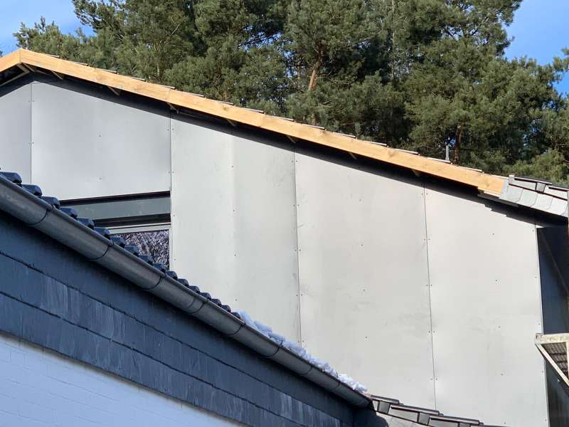 BAU.DE / BAU-Forum: 1. Bild zu Frage "HPL-Fassadenplatten zeigen mittig und um die Schraubl&ouml;cher Dellen" im BAU-Forum "Au&szlig;enw&auml;nde und Fassaden"