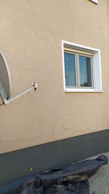 BAU.DE / BAU-Forum: 1. Bild zu Frage "w&ouml;lkchenartigen Flecken auf der ged&auml;mmten Hauswand (Wetterseite nordwest)" im BAU-Forum "Au&szlig;enw&auml;nde und Fassaden"