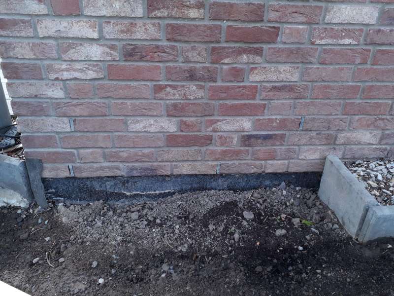 BAU.DE / BAU-Forum: 1. Bild zu Frage "Steinstreifen / Spritzschutz über Fugenlüfter im Klinker" im BAU-Forum "Außenwände und Fassaden" BAU.DE / BAU-Forum: 1. Bild zu Frage "Steinstreifen / Spritzschutz über Fugenlüfter im Klinker" im BAU-Forum "Außenwände und Fassaden"