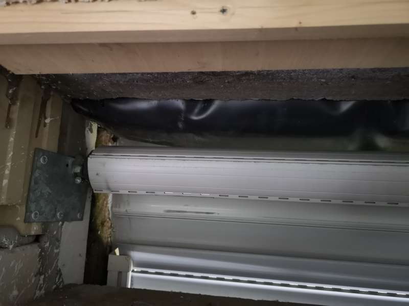 BAU.DE / BAU-Forum: 1. Bild zu Frage "Sperrschicht in Rollladenkasten abgesackt" im BAU-Forum "Außenwände und Fassaden" BAU.DE / BAU-Forum: 1. Bild zu Frage "Sperrschicht in Rollladenkasten abgesackt" im BAU-Forum "Außenwände und Fassaden"