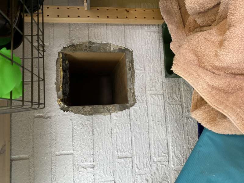 BAU.DE / BAU-Forum: 1. Bild zu Frage "Katzenklappe im Außenmauerwerk schließen" im BAU-Forum "Außenwände und Fassaden" BAU.DE / BAU-Forum: 1. Bild zu Frage "Katzenklappe im Außenmauerwerk schließen" im BAU-Forum "Außenwände und Fassaden"