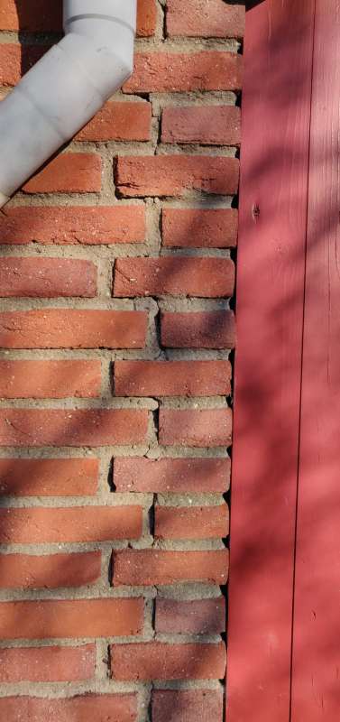 BAU.DE / BAU-Forum: 2. Bild zu Frage "Risse in der Klinkerfassade: Ursachen und Risikobewertung bei einem Fertigteilhaus von 1998" im BAU-Forum "Außenwände und Fassaden" BAU.DE / BAU-Forum: 2. Bild zu Frage "Risse in der Klinkerfassade: Ursachen und Risikobewertung bei einem Fertigteilhaus von 1998" im BAU-Forum "Außenwände und Fassaden"