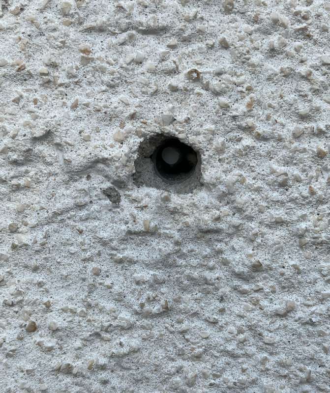 BAU.DE / BAU-Forum: 1. Bild zu Frage "Unerklärliche Plastikkappen mit Kabel im Außenputz: Ursache und Funktion?" im BAU-Forum "Außenwände und Fassaden" BAU.DE / BAU-Forum: 1. Bild zu Frage "Unerklärliche Plastikkappen mit Kabel im Außenputz: Ursache und Funktion?" im BAU-Forum "Außenwände und Fassaden"