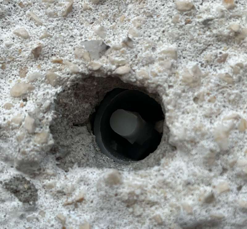 BAU.DE / BAU-Forum: 3. Bild zu Frage "Unerklärliche Plastikkappen mit Kabel im Außenputz: Ursache und Funktion?" im BAU-Forum "Außenwände und Fassaden" BAU.DE / BAU-Forum: 3. Bild zu Frage "Unerklärliche Plastikkappen mit Kabel im Außenputz: Ursache und Funktion?" im BAU-Forum "Außenwände und Fassaden"