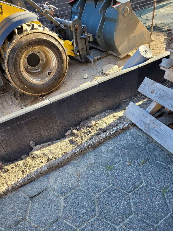 BAU.DE / BAU-Forum: 1. Bild zu Antwort "Fotos gemacht!" auf die Frage "Grundstückserhöhung Nachbar: Garagenwand als Stütze? Rechte, Pflichten & Schutz vor Schäden?" im BAU-Forum "Außenwände und Fassaden" BAU.DE / BAU-Forum: 1. Bild zu Antwort "Fotos gemacht!" auf die Frage "Grundstückserhöhung Nachbar: Garagenwand als Stütze? Rechte, Pflichten & Schutz vor Schäden?" im BAU-Forum "Außenwände und Fassaden"