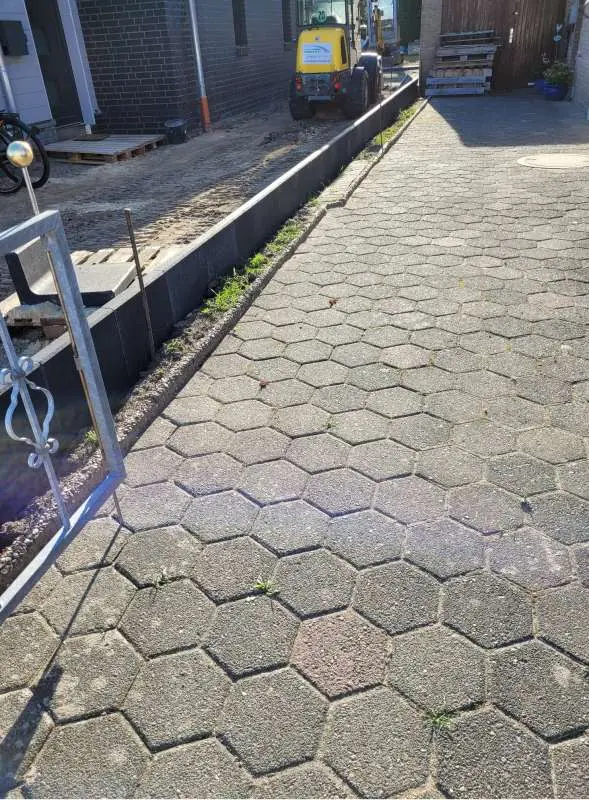 BAU.DE / BAU-Forum: 3. Bild zu Antwort "Fotos gemacht!" auf die Frage "Grundstückserhöhung Nachbar: Garagenwand als Stütze? Rechte, Pflichten & Schutz vor Schäden?" im BAU-Forum "Außenwände und Fassaden" BAU.DE / BAU-Forum: 3. Bild zu Antwort "Fotos gemacht!" auf die Frage "Grundstückserhöhung Nachbar: Garagenwand als Stütze? Rechte, Pflichten & Schutz vor Schäden?" im BAU-Forum "Außenwände und Fassaden"