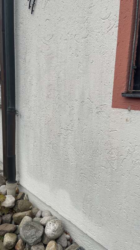 BAU.DE / BAU-Forum: 1. Bild zu Frage "Schimmel in Speisekammer und merkw&uuml;rdige Verf&auml;rbungen an der Au&szlig;enwand: Wie vorgehen?" im BAU-Forum "Au&szlig;enw&auml;nde und Fassaden"