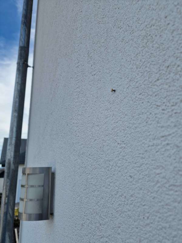 BAU.DE / BAU-Forum: 1. Bild zu Frage "Sch&auml;den an W&auml;rmed&auml;mmfassade durch N&auml;gel: Risiken und Beurteilung" im BAU-Forum "Au&szlig;enw&auml;nde und Fassaden"