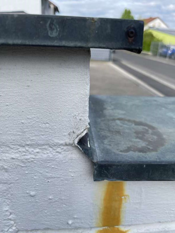 BAU.DE / BAU-Forum: 1. Bild zu Antwort "Mehr Bilder" auf die Frage "Gelbe Flecken an Gartenmauer mit Blech: Ursachen, Entfernung & Vorbeugung?" im BAU-Forum "Au&szlig;enw&auml;nde und Fassaden"