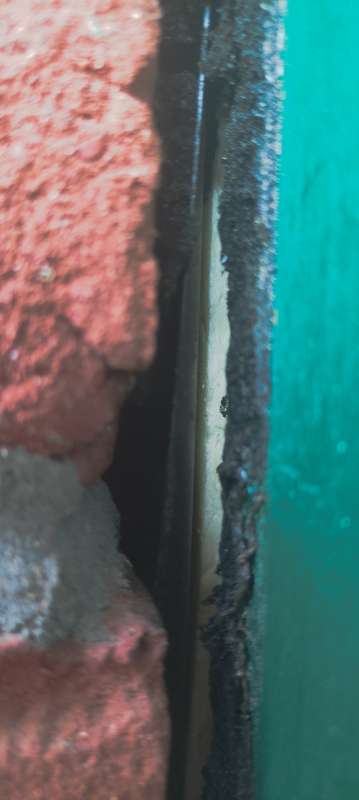 BAU.DE / BAU-Forum: 1. Bild zu Frage "Wechsel des Komprimierbands am Fenster: Wo muss die schwarze Folie angebracht werden?" im BAU-Forum "Au&szlig;enw&auml;nde und Fassaden"