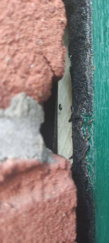 BAU.DE / BAU-Forum: 2. Bild zu Frage "Wechsel des Komprimierbands am Fenster: Wo muss die schwarze Folie angebracht werden?" im BAU-Forum "Au&szlig;enw&auml;nde und Fassaden"