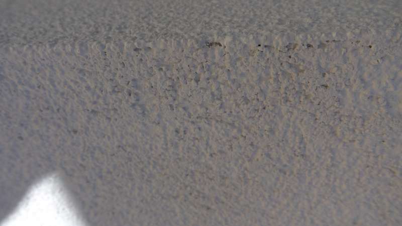 BAU.DE / BAU-Forum: 2. Bild zu Frage "Mangelhafter Au&szlig;enputz am Neubau: Reklamation wegen unsauberer Arbeit an Kanten und Laibungen sowie Poren im Putz m&ouml;glich?" im BAU-Forum "Au&szlig;enw&auml;nde und Fassaden"