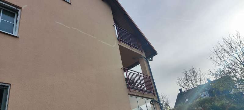 BAU.DE / BAU-Forum: 1. Bild zu Frage "Ursachen und L&ouml;sungen f&uuml;r einen horizontalen Putzriss durch mechanische Einwirkung an der Au&szlig;enfassade: Expertenmeinungen und Handlungsempfehlungen" im BAU-Forum "Au&szlig;enw&auml;nde und Fassaden"