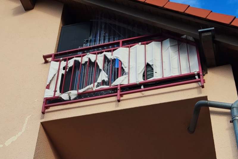 BAU.DE / BAU-Forum: 3. Bild zu Frage "Ursachen und L&ouml;sungen f&uuml;r einen horizontalen Putzriss durch mechanische Einwirkung an der Au&szlig;enfassade: Expertenmeinungen und Handlungsempfehlungen" im BAU-Forum "Au&szlig;enw&auml;nde und Fassaden"