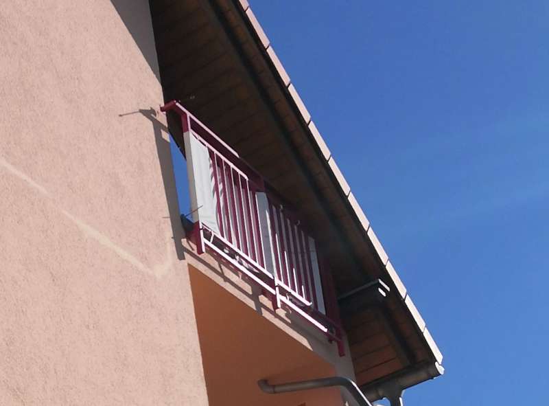 BAU.DE / BAU-Forum: 4. Bild zu Frage "Ursachen und L&ouml;sungen f&uuml;r einen horizontalen Putzriss durch mechanische Einwirkung an der Au&szlig;enfassade: Expertenmeinungen und Handlungsempfehlungen" im BAU-Forum "Au&szlig;enw&auml;nde und Fassaden"