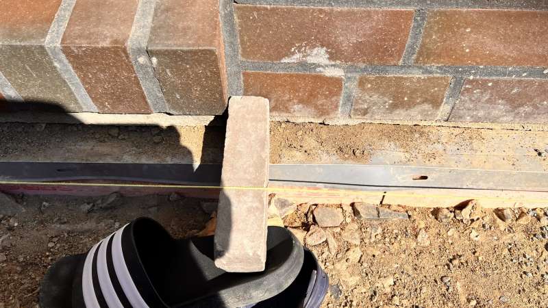 BAU.DE / BAU-Forum: 4. Bild zu Frage "Kellerd&auml;mmung mit Pflaster &uuml;berbauen: Sinnvoll oder Metallschiene verwenden?" im BAU-Forum "Au&szlig;enw&auml;nde und Fassaden"