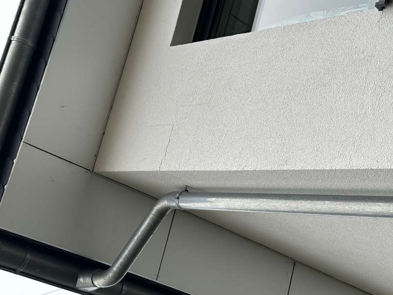 BAU.DE / BAU-Forum: 1. Bild zu Frage "Risse in Fassade und Putz bei Neubau: Ursachen und L&ouml;sungen gesucht" im BAU-Forum "Au&szlig;enw&auml;nde und Fassaden"