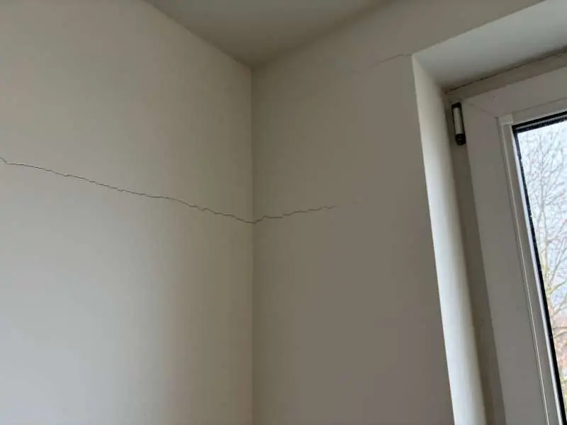 BAU.DE / BAU-Forum: 2. Bild zu Frage "Risse in Fassade und Putz bei Neubau: Ursachen und L&ouml;sungen gesucht" im BAU-Forum "Au&szlig;enw&auml;nde und Fassaden"