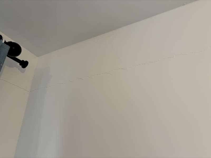 BAU.DE / BAU-Forum: 3. Bild zu Frage "Risse in Fassade und Putz bei Neubau: Ursachen und L&ouml;sungen gesucht" im BAU-Forum "Au&szlig;enw&auml;nde und Fassaden"