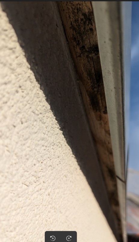 BAU.DE / BAU-Forum: 2. Bild zu Frage "Schwarze Flecken an Bauholz unter Attika Garage: Normale Verf&auml;rbungen oder Schimmel?" im BAU-Forum "Au&szlig;enw&auml;nde und Fassaden"