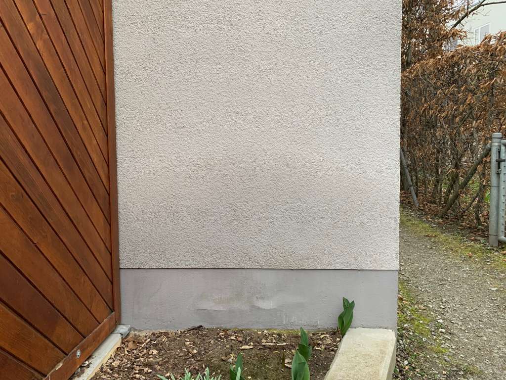 BAU.DE / BAU-Forum: 1. Bild zu Frage "Ursachen und L&ouml;sungen f&uuml;r Feuchtigkeitsprobleme oberhalb des Sockelbereichs: Expertenrat gesucht" im BAU-Forum "Au&szlig;enw&auml;nde und Fassaden"