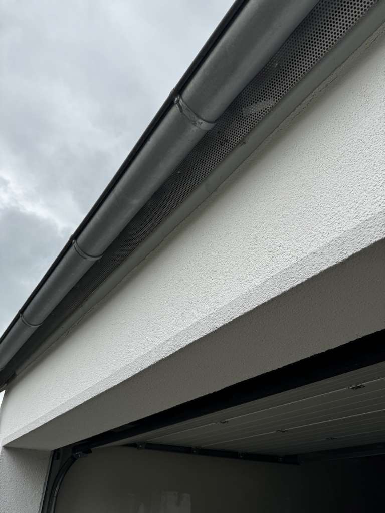 BAU.DE / BAU-Forum: 1. Bild zu Antwort "Bilder" auf die Frage "Basketballkorb anbringen: Montage an ged&auml;mmtem Betontr&auml;ger &ndash; D&uuml;bel, Last & W&auml;rmebr&uuml;cken?" im BAU-Forum "Au&szlig;enw&auml;nde und Fassaden"