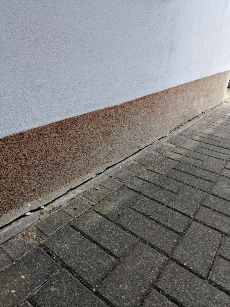 BAU.DE / BAU-Forum: 1. Bild zu Frage "Risse am Garagensockel, womit f&uuml;llen?" im BAU-Forum "Au&szlig;enw&auml;nde und Fassaden"