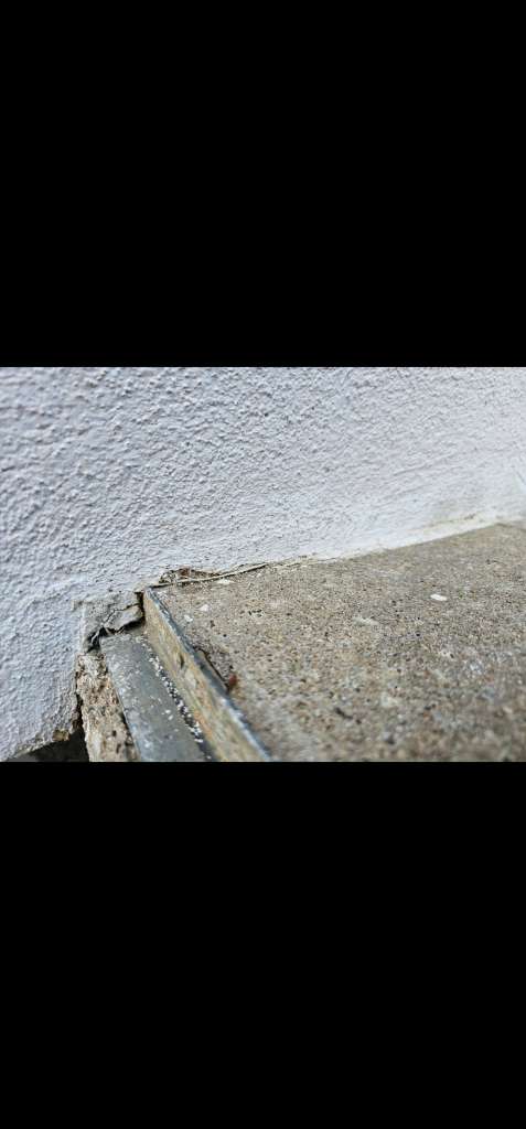 BAU.DE / BAU-Forum: 3. Bild zu Frage "WDVS Ausf&uuml;hrung pr&uuml;fen: Lichtschacht-Anschluss, Perimeterd&auml;mmung & Risiken?" im BAU-Forum "Au&szlig;enw&auml;nde und Fassaden"