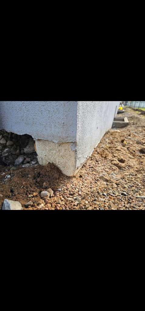 BAU.DE / BAU-Forum: 4. Bild zu Frage "WDVS Ausf&uuml;hrung pr&uuml;fen: Lichtschacht-Anschluss, Perimeterd&auml;mmung & Risiken?" im BAU-Forum "Au&szlig;enw&auml;nde und Fassaden"