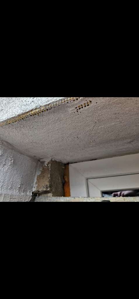 BAU.DE / BAU-Forum: 1. Bild zu Antwort "Anbei noch Fotos" auf die Frage "WDVS Ausf&uuml;hrung pr&uuml;fen: Lichtschacht-Anschluss, Perimeterd&auml;mmung & Risiken?" im BAU-Forum "Au&szlig;enw&auml;nde und Fassaden"