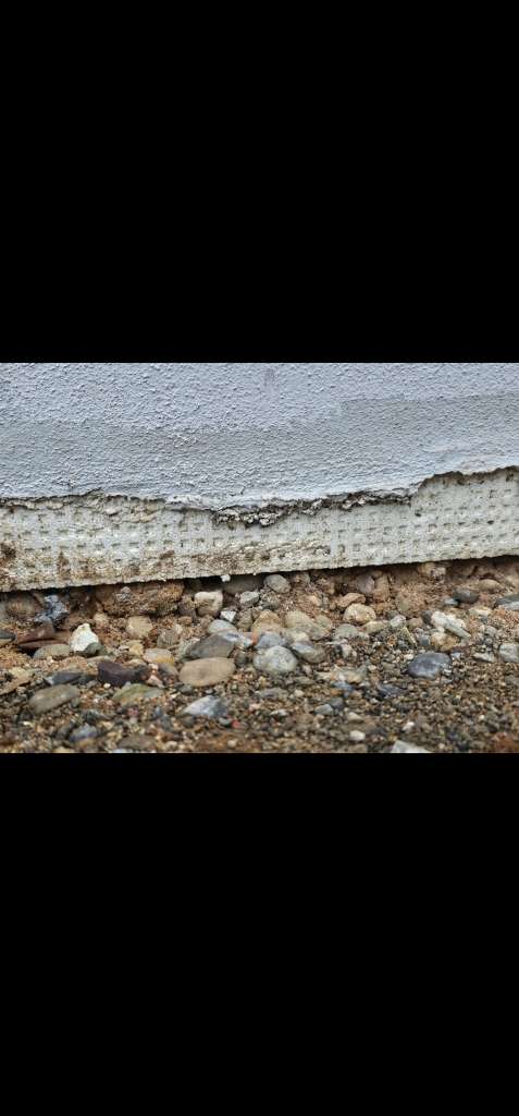 BAU.DE / BAU-Forum: 5. Bild zu Antwort "Anbei noch Fotos" auf die Frage "WDVS Ausf&uuml;hrung pr&uuml;fen: Lichtschacht-Anschluss, Perimeterd&auml;mmung & Risiken?" im BAU-Forum "Au&szlig;enw&auml;nde und Fassaden"