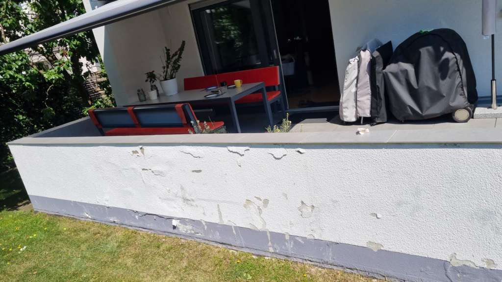 BAU.DE / BAU-Forum: 1. Bild zu Frage "Fassadenplatten als Alternative f&uuml;r br&ouml;ckelnden Putz an Terrassenbr&uuml;stung?" im BAU-Forum "Au&szlig;enw&auml;nde und Fassaden"