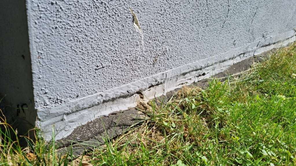 BAU.DE / BAU-Forum: 2. Bild zu Frage "Fassadenplatten als Alternative f&uuml;r br&ouml;ckelnden Putz an Terrassenbr&uuml;stung?" im BAU-Forum "Au&szlig;enw&auml;nde und Fassaden"