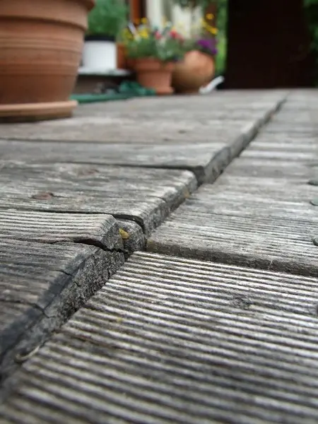 BAU.DE / BAU-Forum: 1. Bild zu Frage "Holzterrasse verzogen: Ursachen, Sanierung & Kosten f&uuml;r Robinienholz?" im BAU-Forum "Balkon und Terrasse"