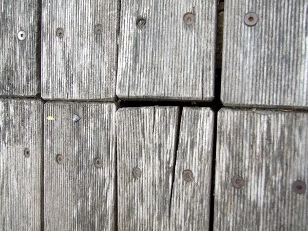 BAU.DE / BAU-Forum: 2. Bild zu Frage "Holzterrasse verzogen: Ursachen, Sanierung & Kosten f&uuml;r Robinienholz?" im BAU-Forum "Balkon und Terrasse"