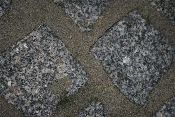 BAU.DE / BAU-Forum: 1. Bild zu Antwort "VDW 800 Fugenm&ouml;rtel: Risse im Granitpflaster durch Belastung" auf die Frage "Granitpflaster Einfahrt: Warum rei&szlig;en Fugen? Ursachen, Reparatur & Kosten" im BAU-Forum "Balkon und Terrasse"