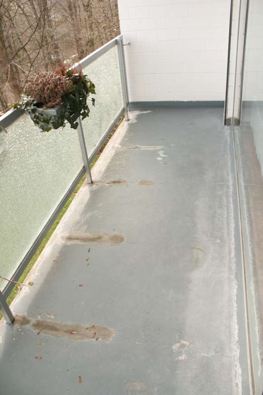 BAU.DE / BAU-Forum: 1. Bild zu Frage "Balkon sanieren: Risse abdichten mit Fl&uuml;ssigkunststoff, Fliesen oder Holz? Kosten & Dauer" im BAU-Forum "Balkon und Terrasse"