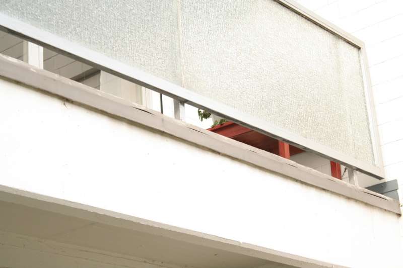 BAU.DE / BAU-Forum: 2. Bild zu Frage "Balkon sanieren: Risse abdichten mit Fl&uuml;ssigkunststoff, Fliesen oder Holz? Kosten & Dauer" im BAU-Forum "Balkon und Terrasse"