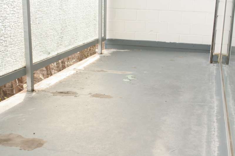 BAU.DE / BAU-Forum: 3. Bild zu Frage "Balkon sanieren: Risse abdichten mit Fl&uuml;ssigkunststoff, Fliesen oder Holz? Kosten & Dauer" im BAU-Forum "Balkon und Terrasse"