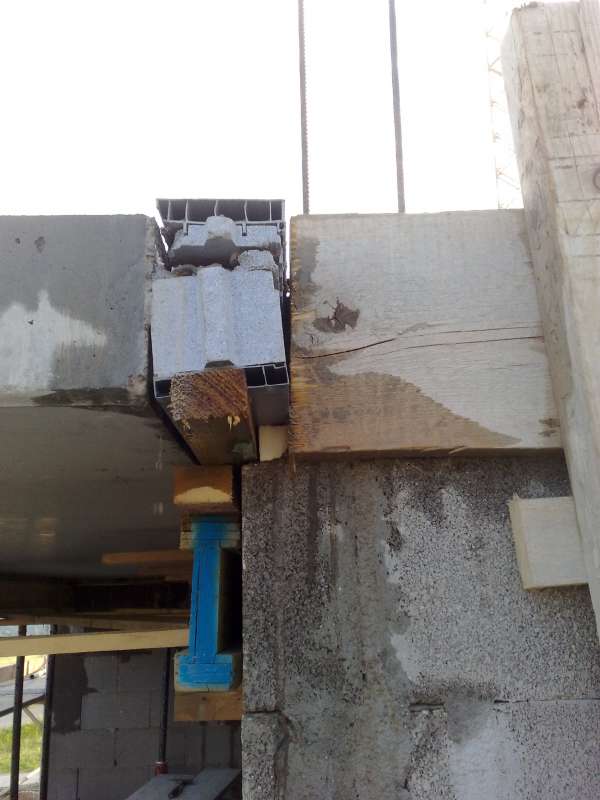 BAU.DE / BAU-Forum: 1. Bild zu Frage "Sch&ouml;ck Isokorb verbogen: Tragf&auml;higkeit, Risiken & Sanierung pr&uuml;fen?" im BAU-Forum "Balkon und Terrasse"