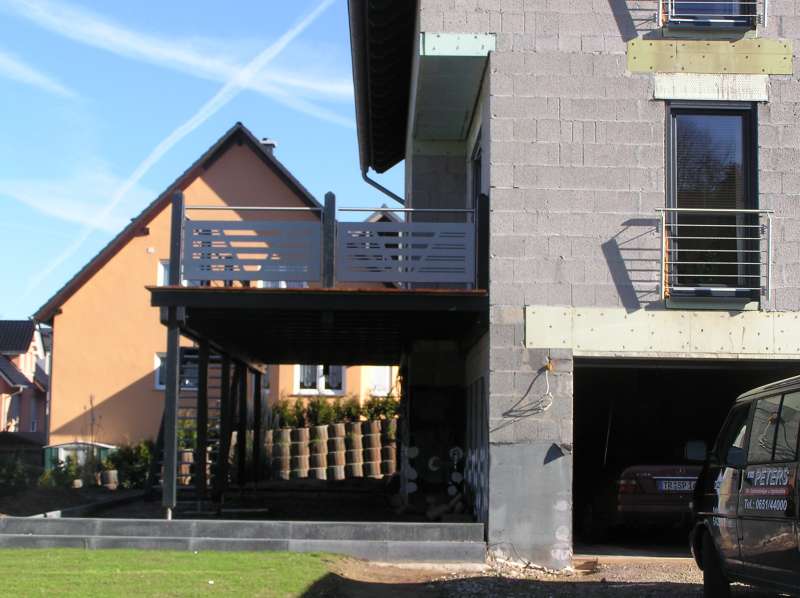 BAU.DE / BAU-Forum: 1. Bild zu Frage "Balkon als Carport nutzen &nbsp;-&nbsp; welche Arbeiten sind notwendig?" im BAU-Forum "Balkon und Terrasse"