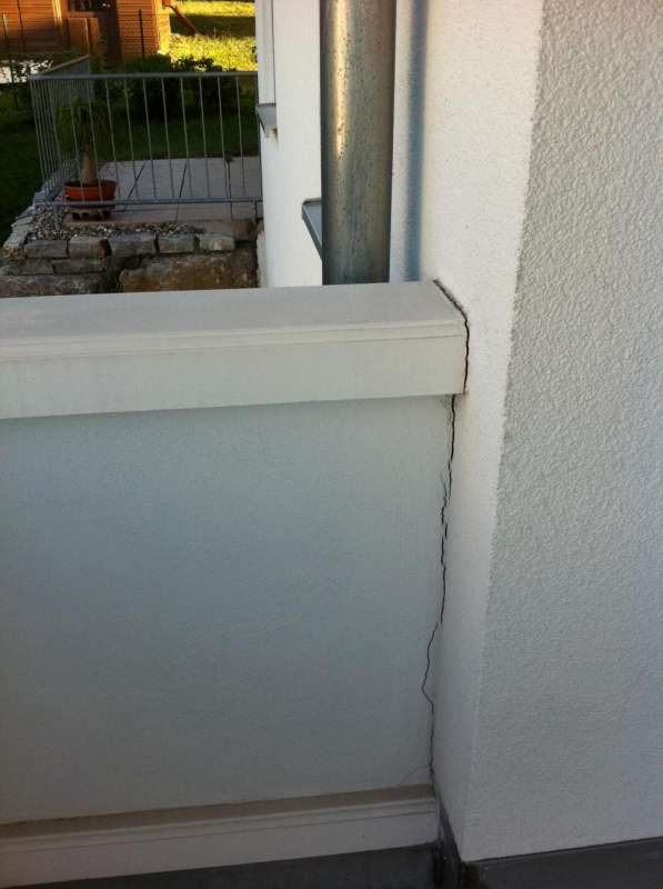 BAU.DE / BAU-Forum: 1. Bild zu Frage "keine Trennfuge Balkon an Au&szlig;enwand &nbsp;-&nbsp; jetzt Risse &nbsp;-&nbsp; Baumangel?" im BAU-Forum "Balkon und Terrasse"