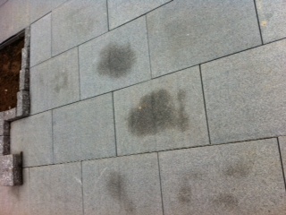 BAU.DE / BAU-Forum: 1. Bild zu Antwort "Granitplatten: Ursachen ungleichm&auml;&szlig;iger Fleckenbildung" auf die Frage "Feuchte Granitplatten auf Terrasse: Ursachen, Abhilfe & Risiken?" im BAU-Forum "Balkon und Terrasse"