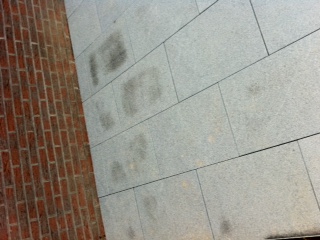 BAU.DE / BAU-Forum: 3. Bild zu Antwort "Granitplatten: Ursachen ungleichm&auml;&szlig;iger Fleckenbildung" auf die Frage "Feuchte Granitplatten auf Terrasse: Ursachen, Abhilfe & Risiken?" im BAU-Forum "Balkon und Terrasse"