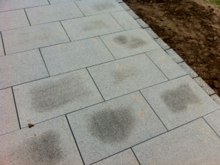 BAU.DE / BAU-Forum: 4. Bild zu Antwort "Granitplatten: Ursachen ungleichm&auml;&szlig;iger Fleckenbildung" auf die Frage "Feuchte Granitplatten auf Terrasse: Ursachen, Abhilfe & Risiken?" im BAU-Forum "Balkon und Terrasse"